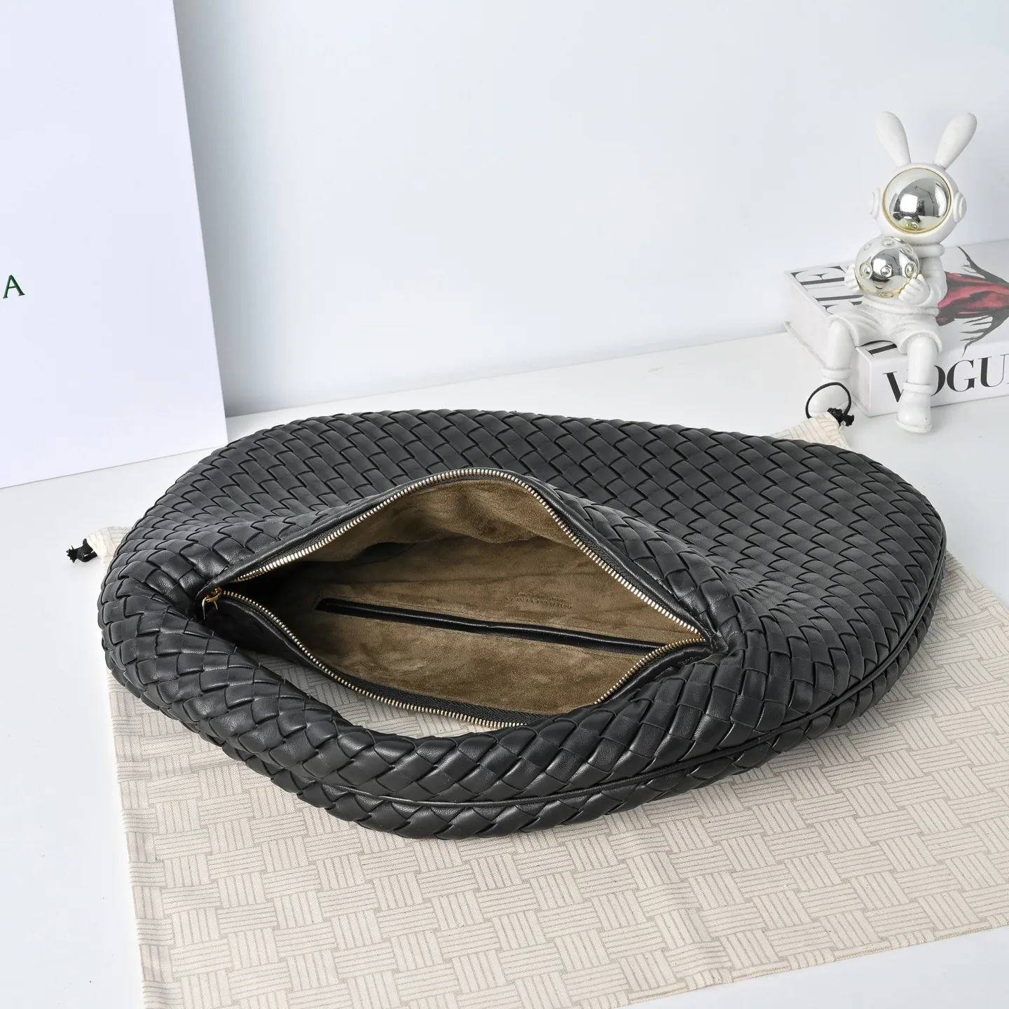 Batch 2120 #BV New Veneta handbag ✨ The "ceiling of texture" bag in the woven bag world, so high-end that you can't help but look at it~🥰Using Nappa lambskin lntrecciato quilted weaving process~The texture is particularly stunning, soft but not collapsed, tough but not hard🌟The bag body and handle are integrated and can be carried on the shoulder/hand. It has just the right sense of laziness and casualness🎈The capacity meets all the needs of commuting Just pull the zipper and pack up your own little world, feeling very at ease💚Veneta is a work that speaks for itself with texture🎀 Model: 6737 Size: 44x28x5